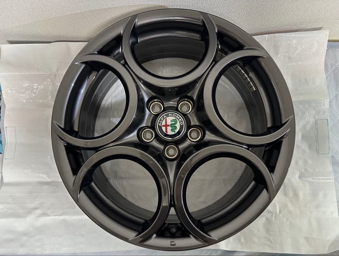 【4本購入必須】アルファロメオジュリエッタ18インチ純正アルミホイール(3/4)
