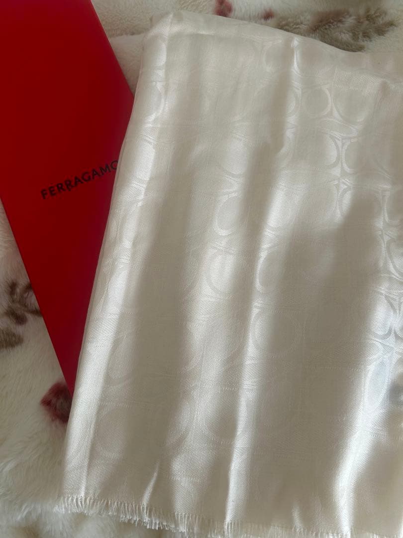 Salvatore Ferragamo アイボリー ストール