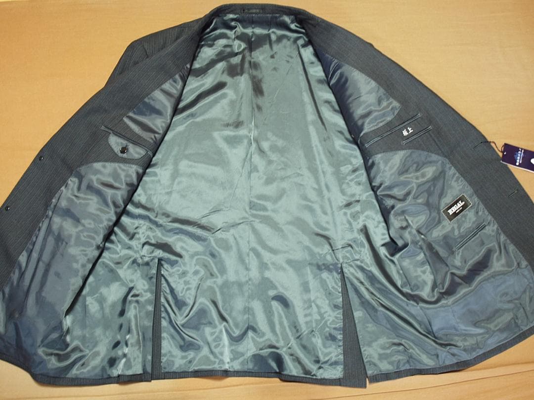 アジャスター付きＫ７サイズ ２ボタンスーツ秋冬物グレーxストライプ柄