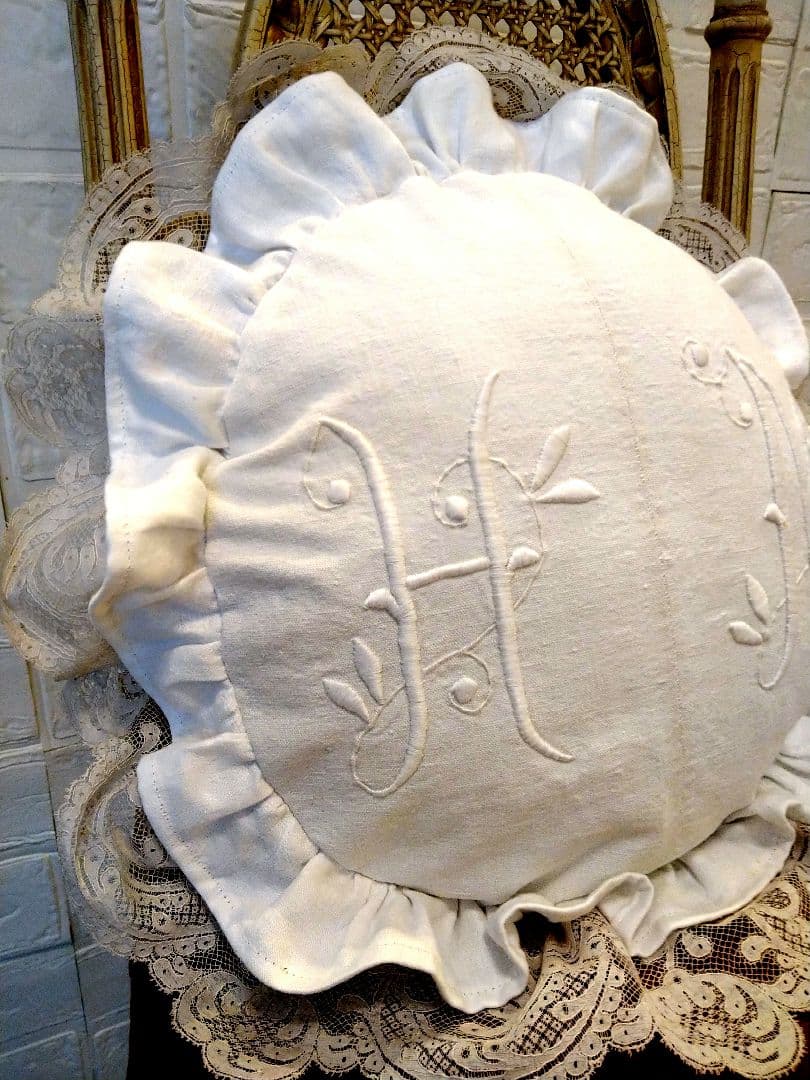 ※〜9/21限定価格※フランスアンティーク　イニシャル刺繍　レース　クッション