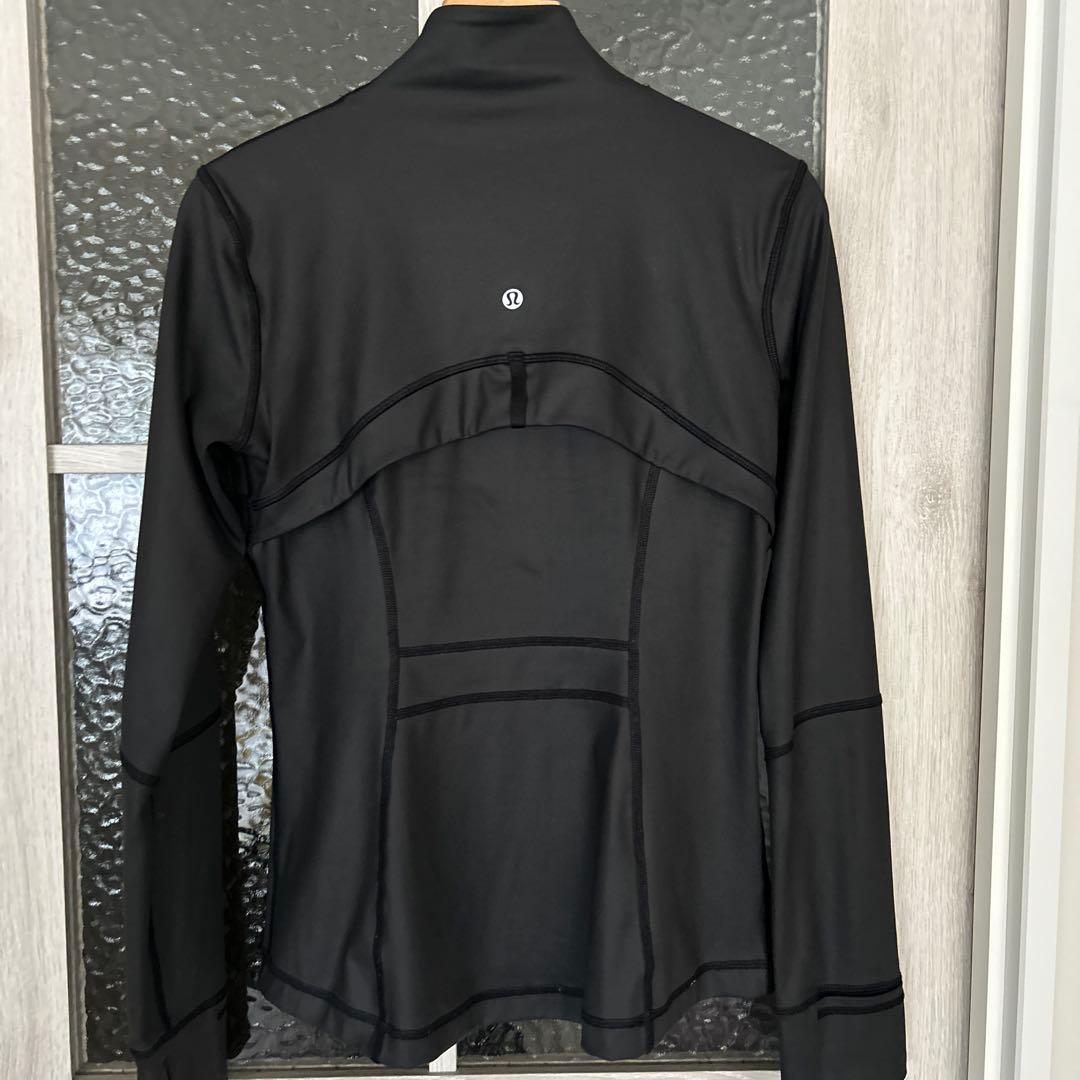 最終お値下げ！ルルレモン　光沢感あるジップアップジャケット