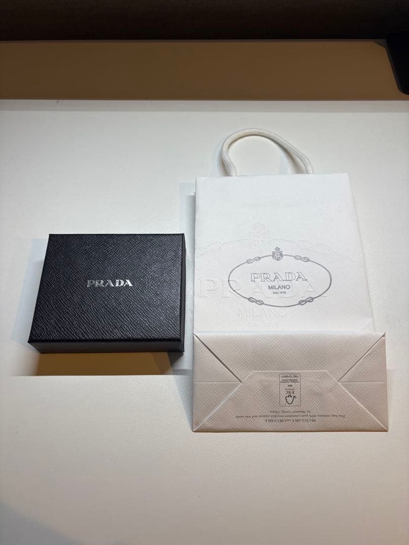 PRADA サフィアーノトライアングル 財布
