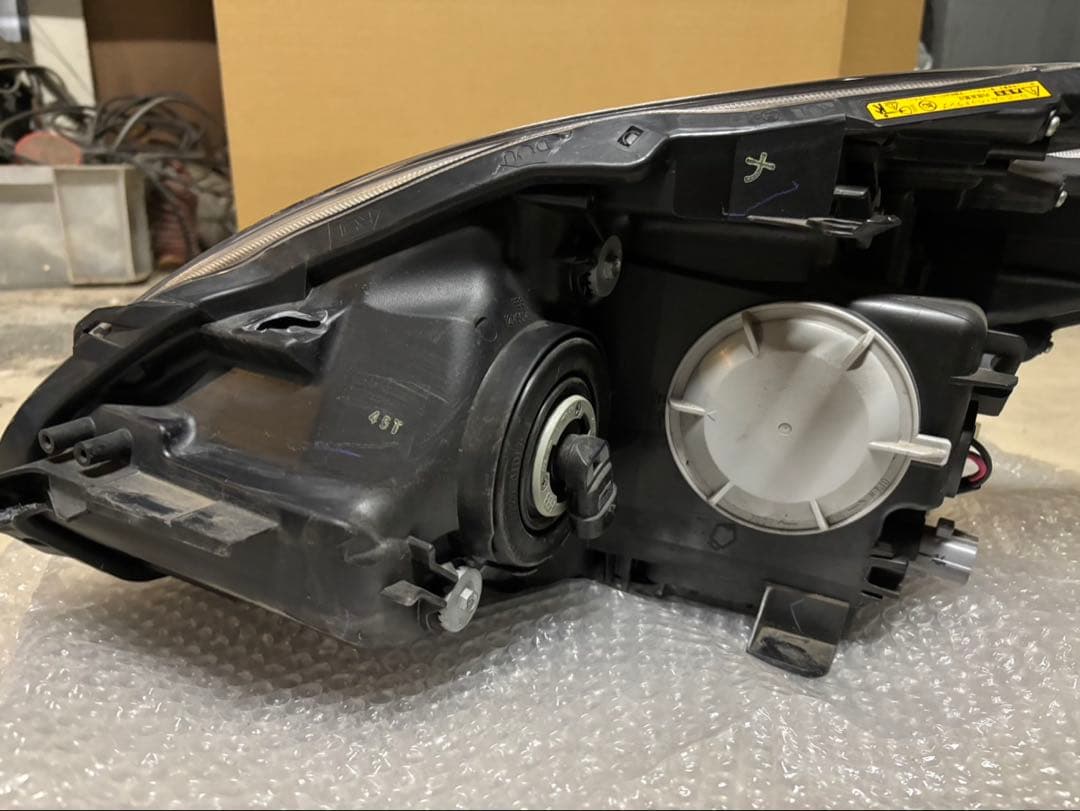 30プリウス　g.s ヘッドライト 左右セット