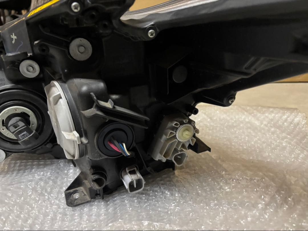 30プリウス　g.s ヘッドライト 左右セット