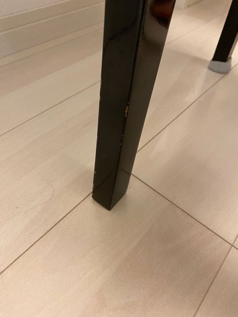 黒い椅子 ワインレッド座面付き　ピアノ椅子