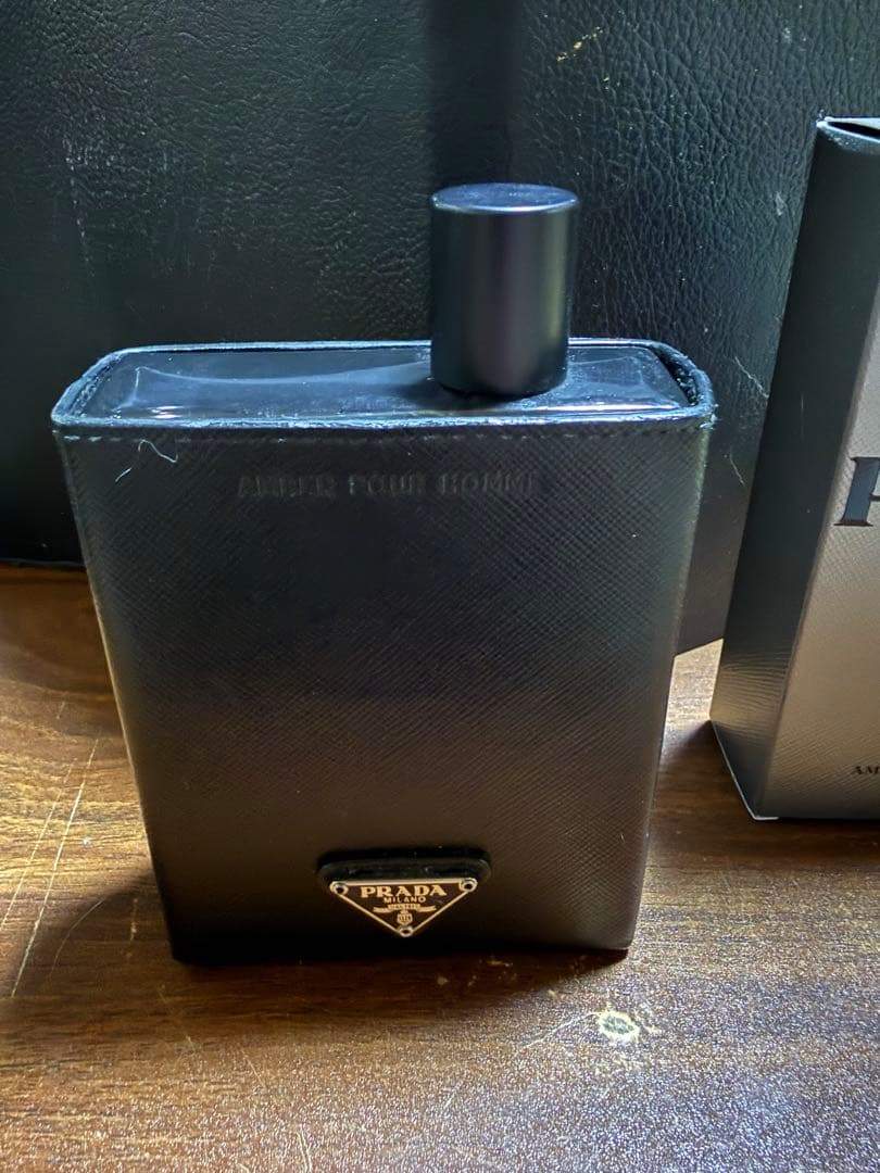 プラダマン インテンス オーデパルファム100mlと専用レザーケース付き。