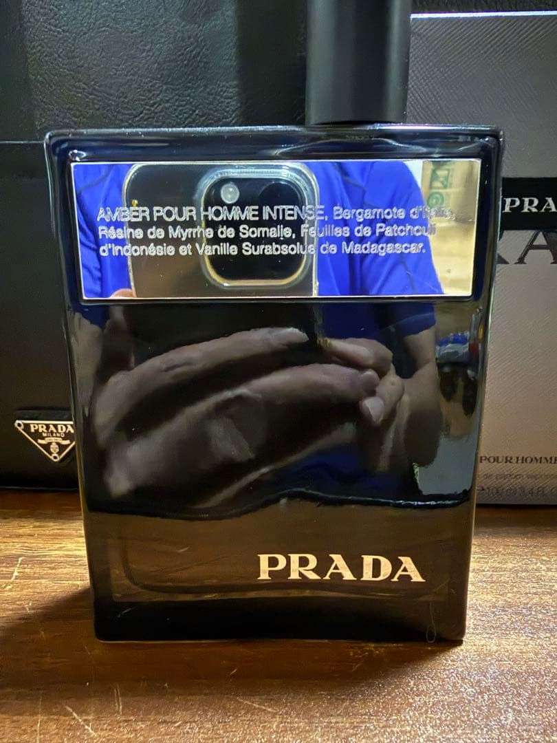 プラダマン インテンス オーデパルファム100mlと専用レザーケース付き。