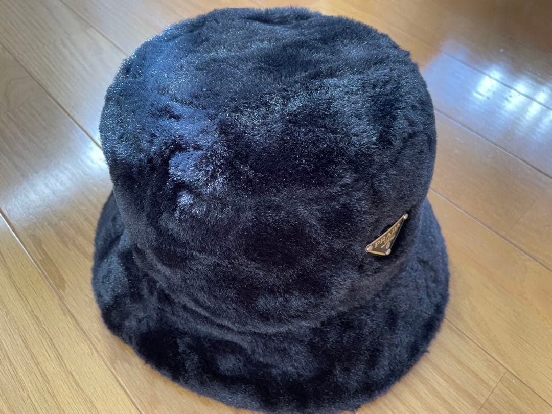 も*本様 PRADA 黒 ファーバケットハット