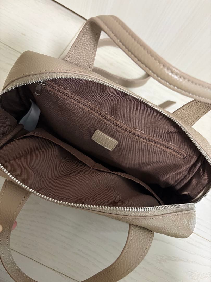 【ぎゅー】イアパピヨネ　スタッズボストンバッグ　トープ