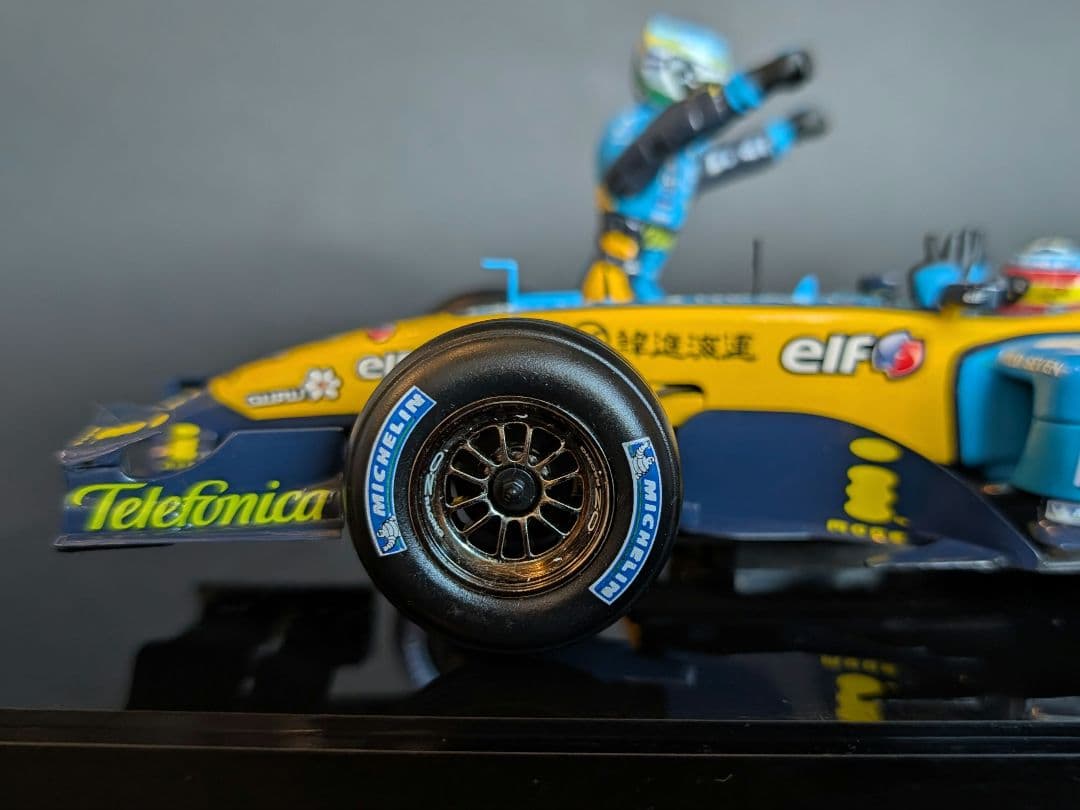 ホットウィール 1/18 ルノー R25 アロンソ 2005 チャンピオン