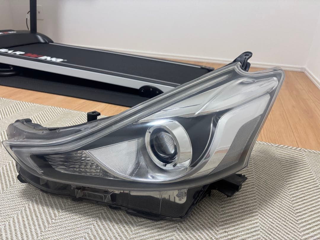 プリウスα 後期　純正LEDヘッドライト左右