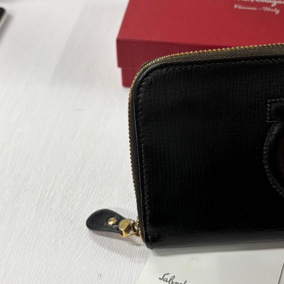 新品同様‼️ サルヴァトーレフェラガモ　長財布　ガンチーニ　ラウンドファスナー