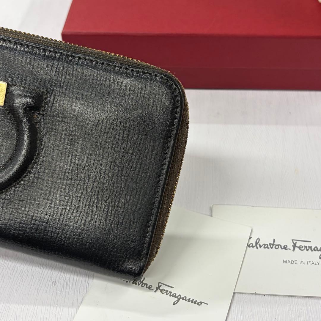 新品同様‼️ サルヴァトーレフェラガモ　長財布　ガンチーニ　ラウンドファスナー