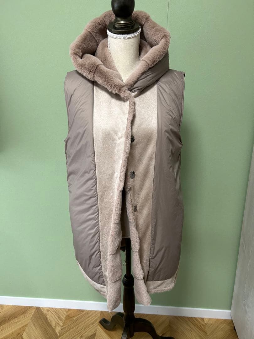 ⭐︎未使用LOU ANDREA⭐︎フード付。リバーシブルジレ　ダウン➕ファー