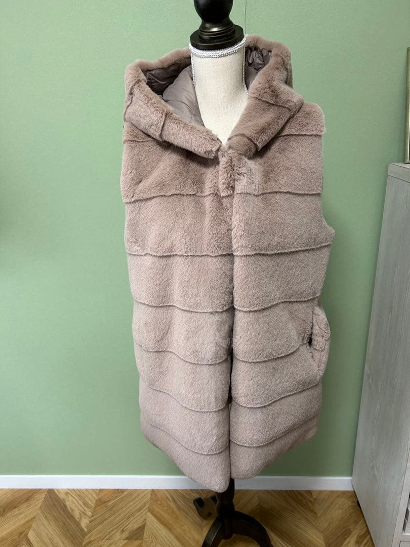 ⭐︎未使用LOU ANDREA⭐︎フード付。リバーシブルジレ　ダウン➕ファー