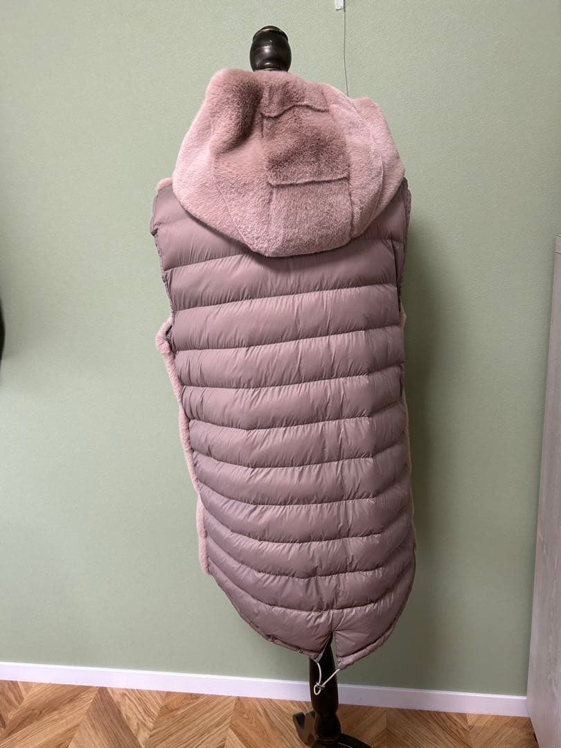 ⭐︎未使用LOU ANDREA⭐︎フード付。リバーシブルジレ　ダウン➕ファー