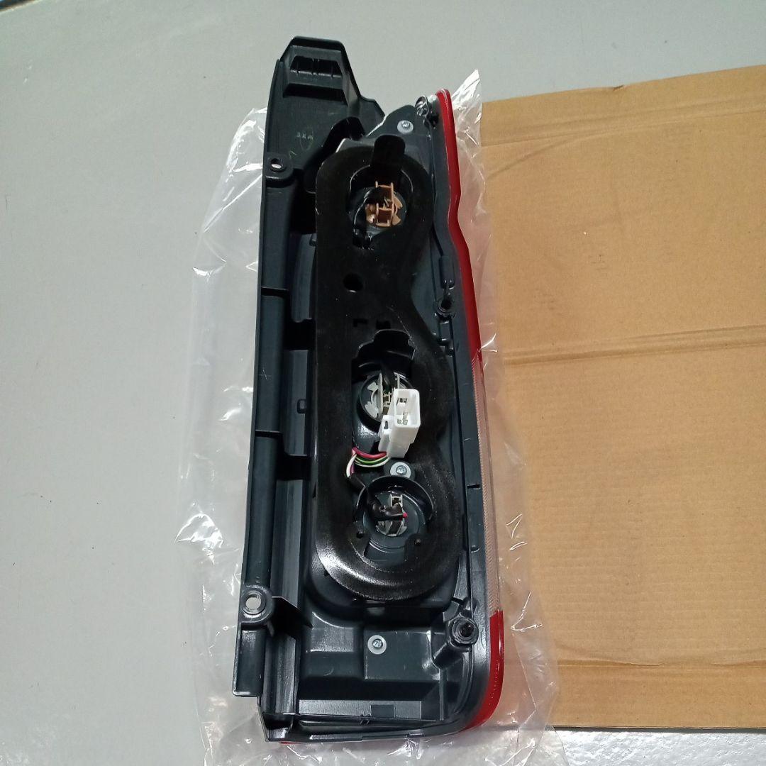 【新車外し】【送料無料】トヨタ 200系ハイエース純正後期テールランプ 左側 ③