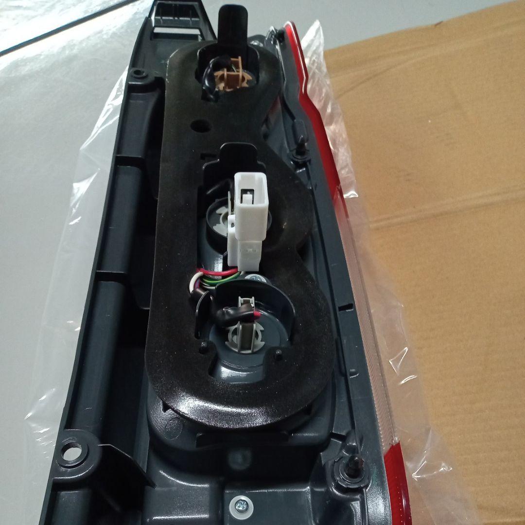 【新車外し】【送料無料】トヨタ 200系ハイエース純正後期テールランプ 左側 ③