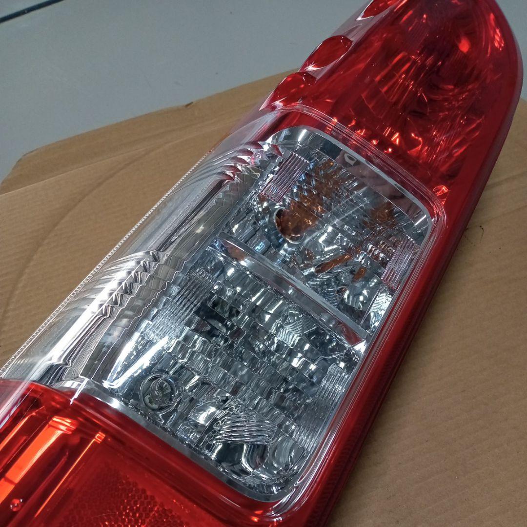 【新車外し】【送料無料】トヨタ 200系ハイエース純正後期テールランプ 左側 ③