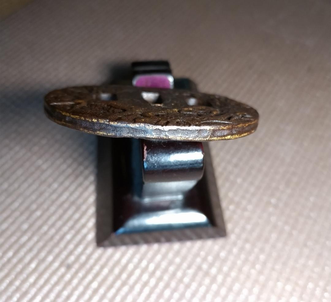 鉄鐔 (龍図・銘あり「●芝」)