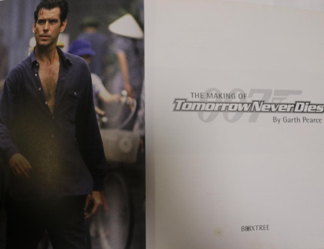 洋書００７／トゥモロー・ネバー・ダイのメーキング本(ピアス・プロズナン版)英語版