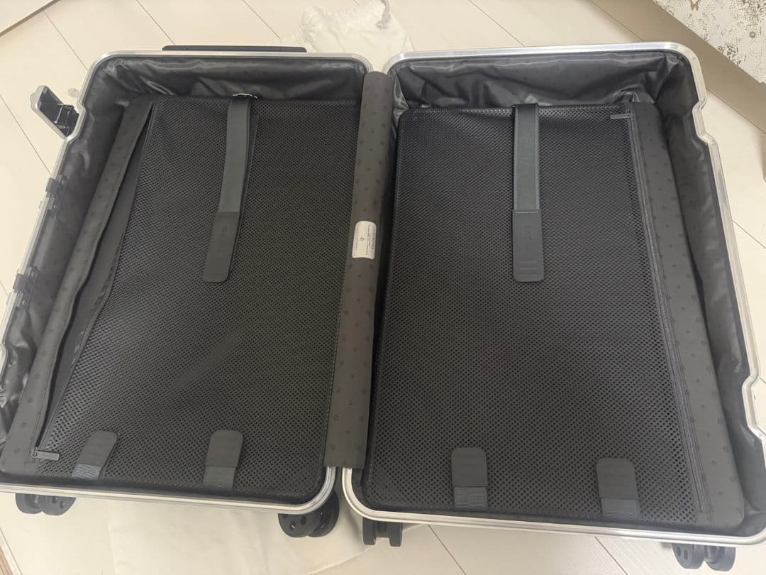 【新品未使用】リモワ ハイブリッド チェックイン M ブラック　黒