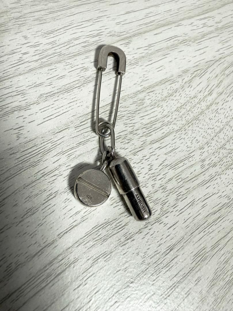 AMBUSH ピルチャームピアス　DIR EN GREY 京着用