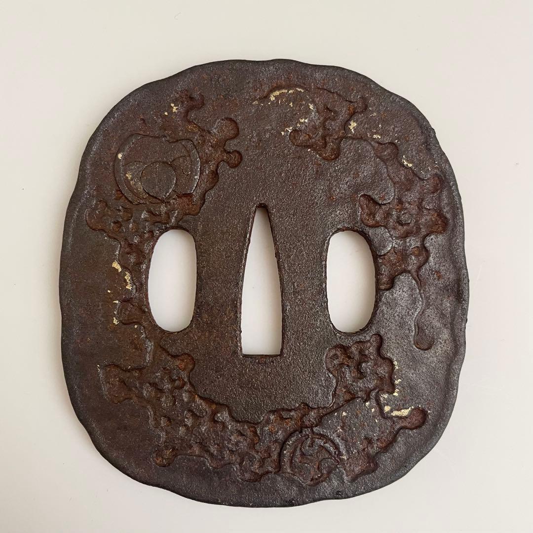 薄*明様 鐔　上作　江戸時代　鉄地金象嵌　瓦に古銭　家紋図