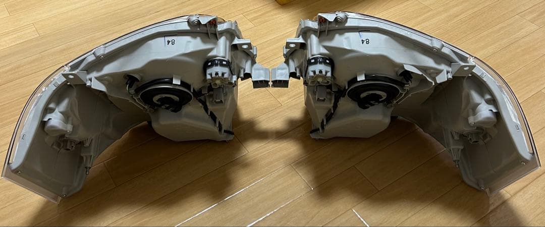 T*房様 新車外し　公道未走行　トヨタ　ハイエース200系純正LEDヘッドライト