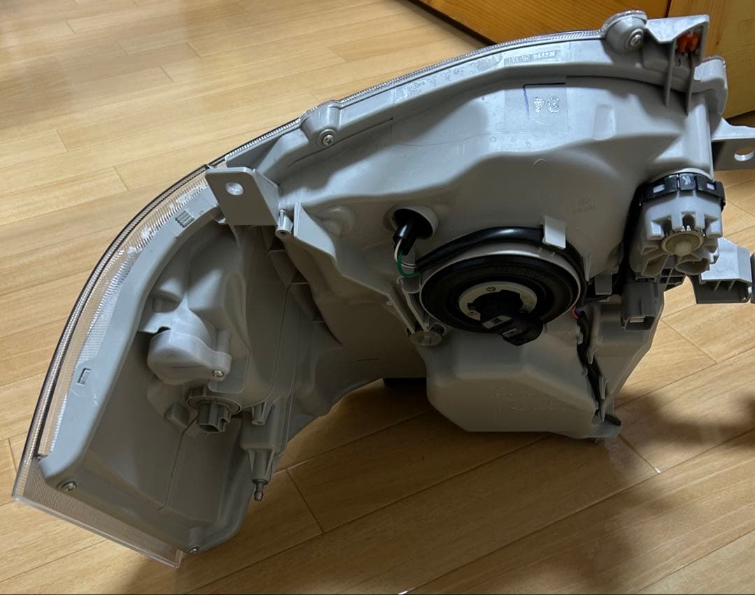 T*房様 新車外し　公道未走行　トヨタ　ハイエース200系純正LEDヘッドライト
