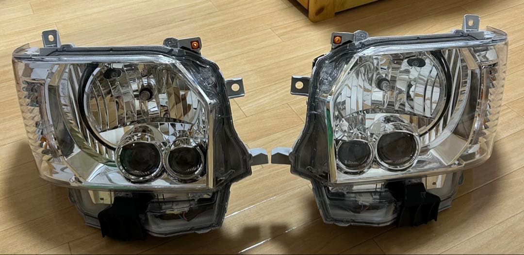 T*房様 新車外し　公道未走行　トヨタ　ハイエース200系純正LEDヘッドライト