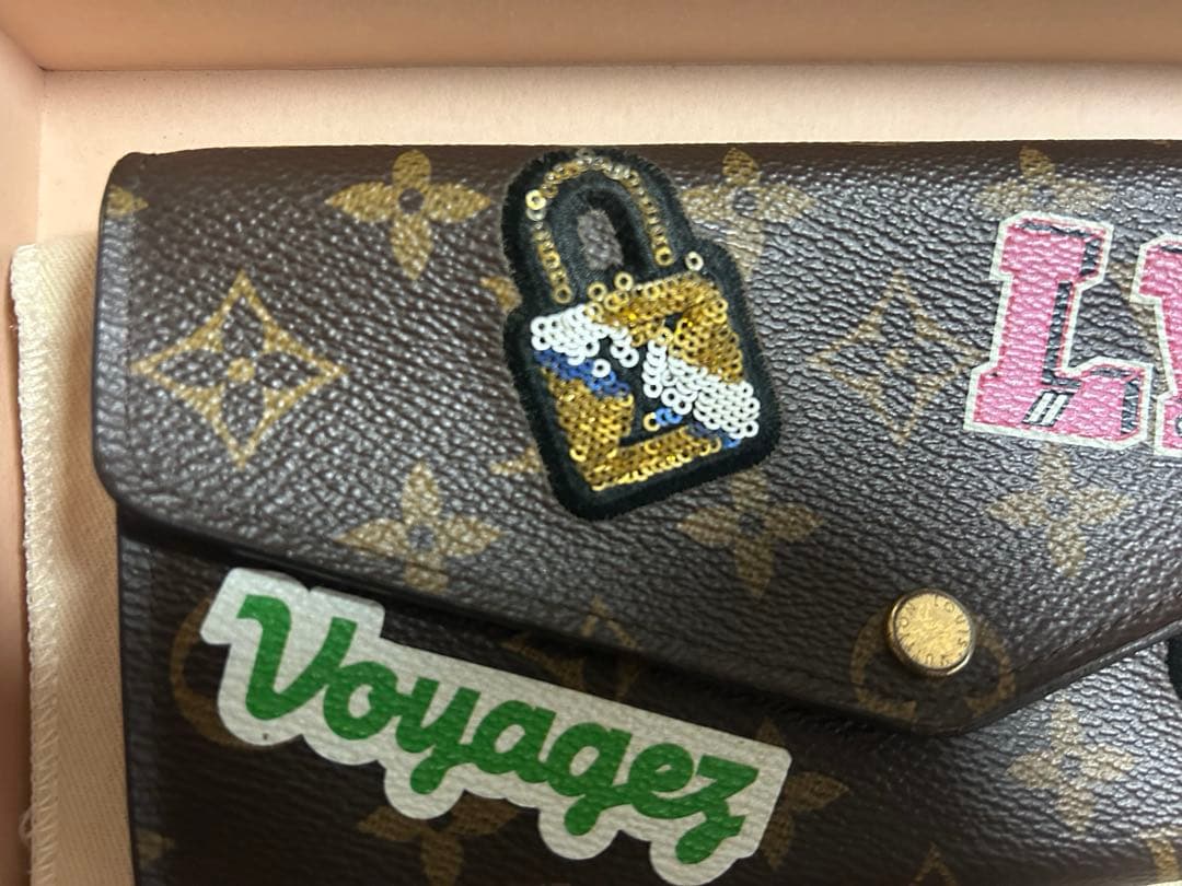 かぁ様　ルイヴィトン　ポルトフォイユ サラ パッチーズ M63318