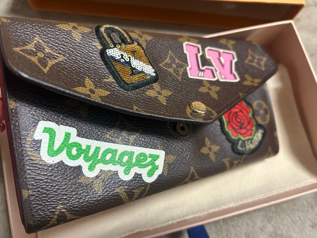 かぁ様　ルイヴィトン　ポルトフォイユ サラ パッチーズ M63318