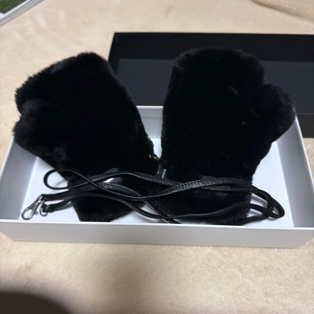 UGG ブラックファー手袋 コード付き