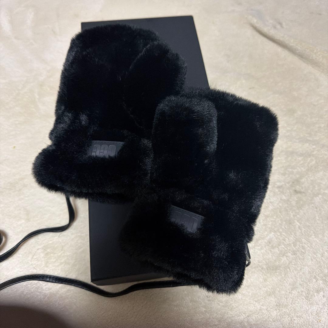 UGG ブラックファー手袋 コード付き
