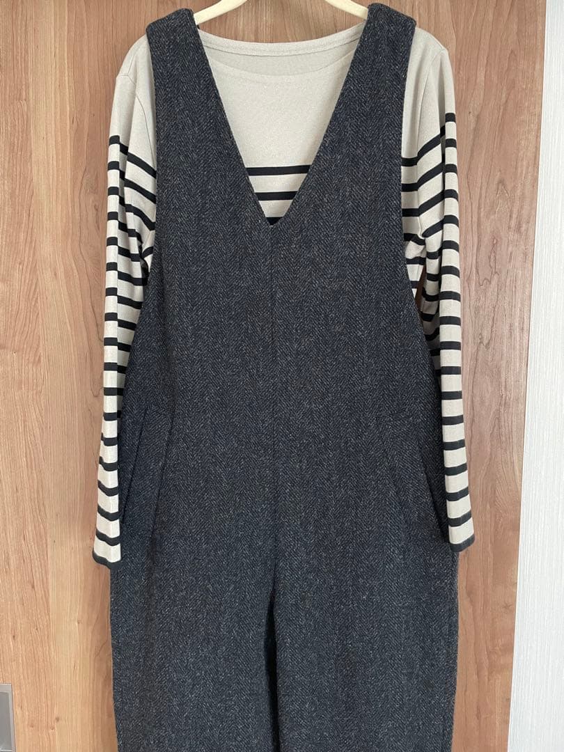 UNIVERSAL TISSU ダークグレー　サロペット Vネック　ウール