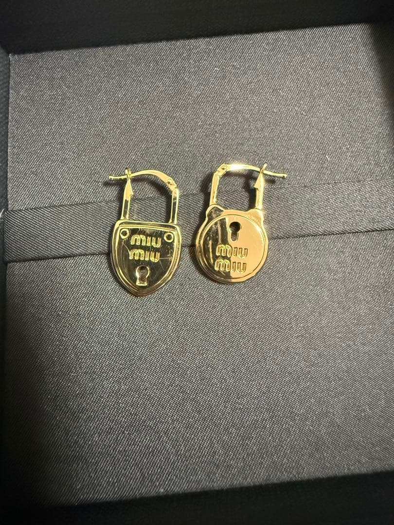 MIU MIU ゴールドロック型ピアス　南京錠ピアス