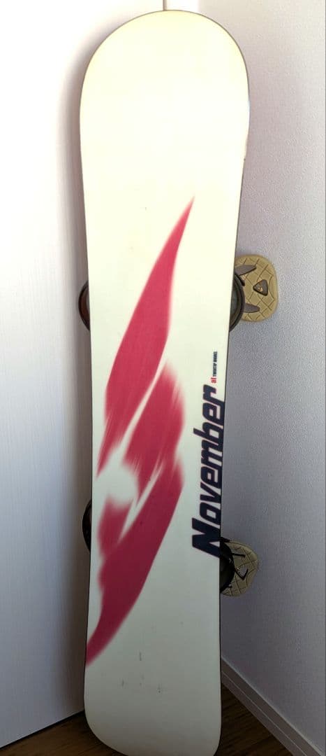 November スノーボード 赤 　BURTONバインディング付き