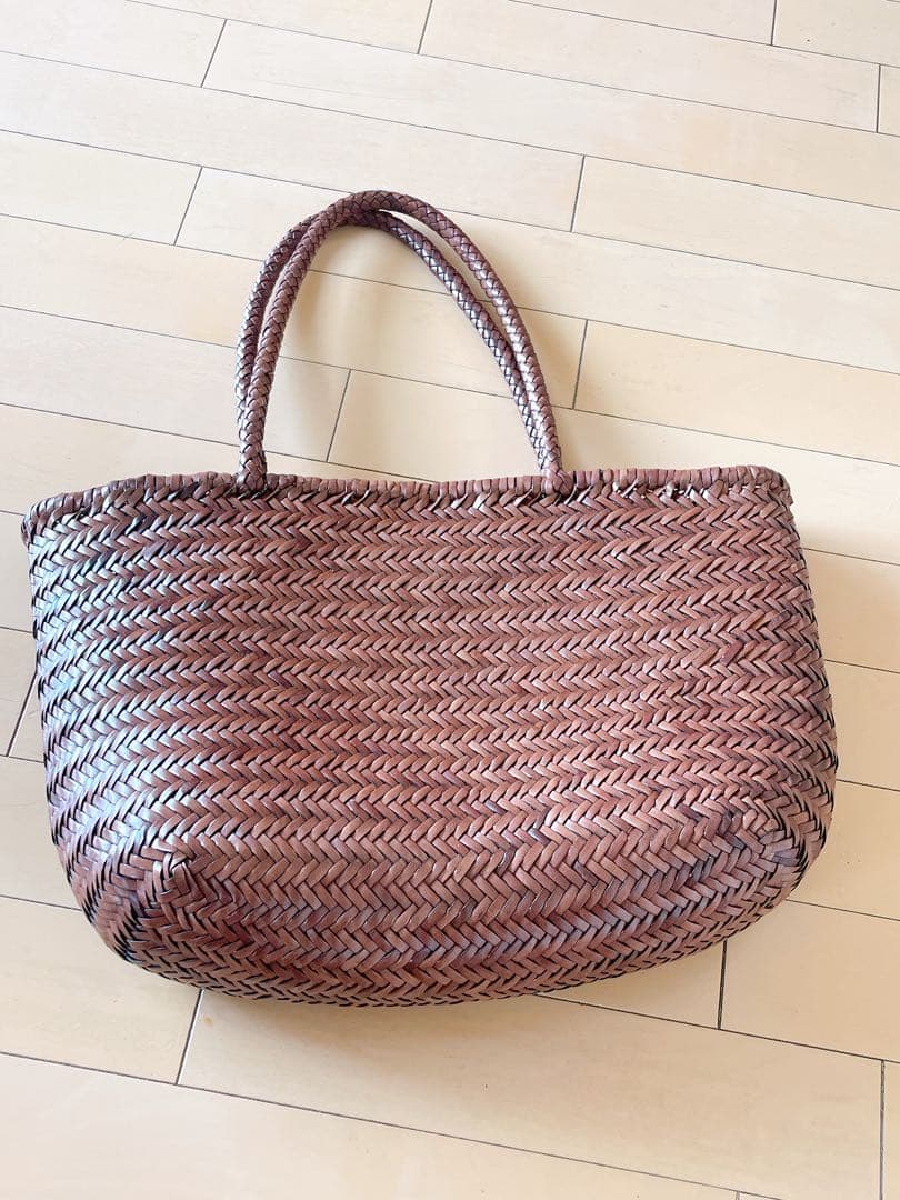 レザーブラウン編み込みトートバッグ　チャーム付き