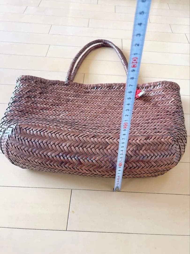 レザーブラウン編み込みトートバッグ　チャーム付き