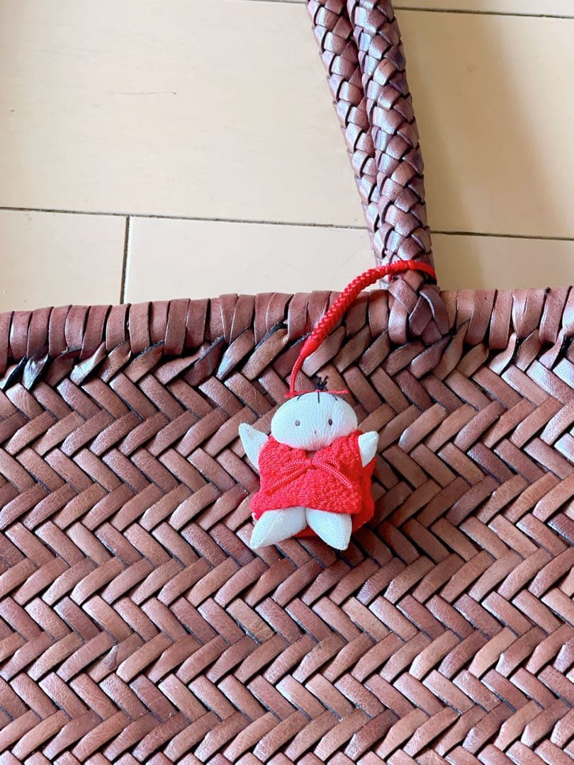 レザーブラウン編み込みトートバッグ　チャーム付き