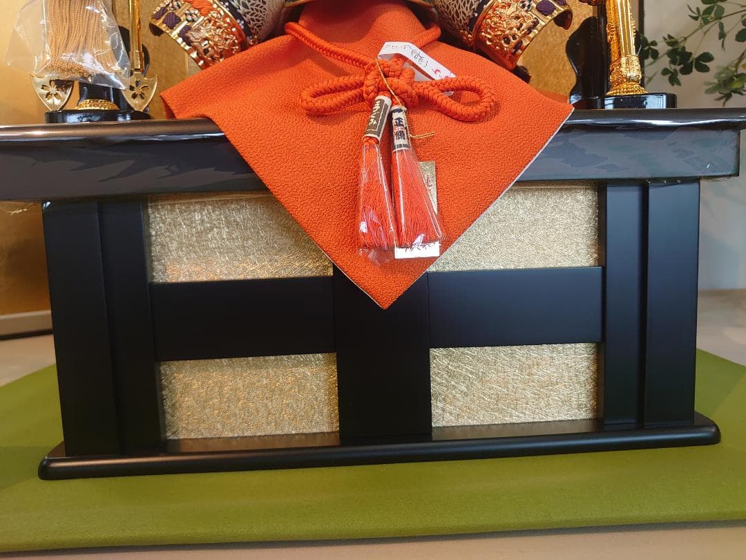 ●チコ●五月人形セット●正絹縅の金兜　彫金龍虎図収納飾り　赤茶色屏風台付