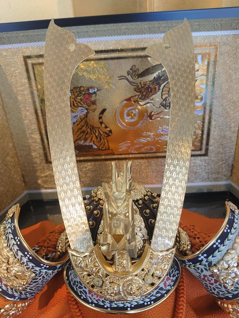 ●チコ●五月人形セット●正絹縅の金兜　彫金龍虎図収納飾り　赤茶色屏風台付