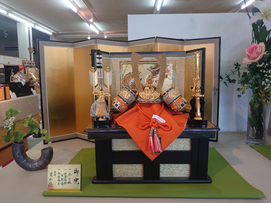 ●チコ●五月人形セット●正絹縅の金兜　彫金龍虎図収納飾り　赤茶色屏風台付