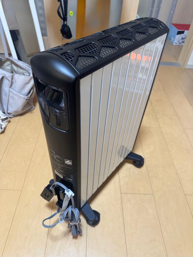 【値下げしました！】De'Longhi オイルヒーター ブラック/ホワイト