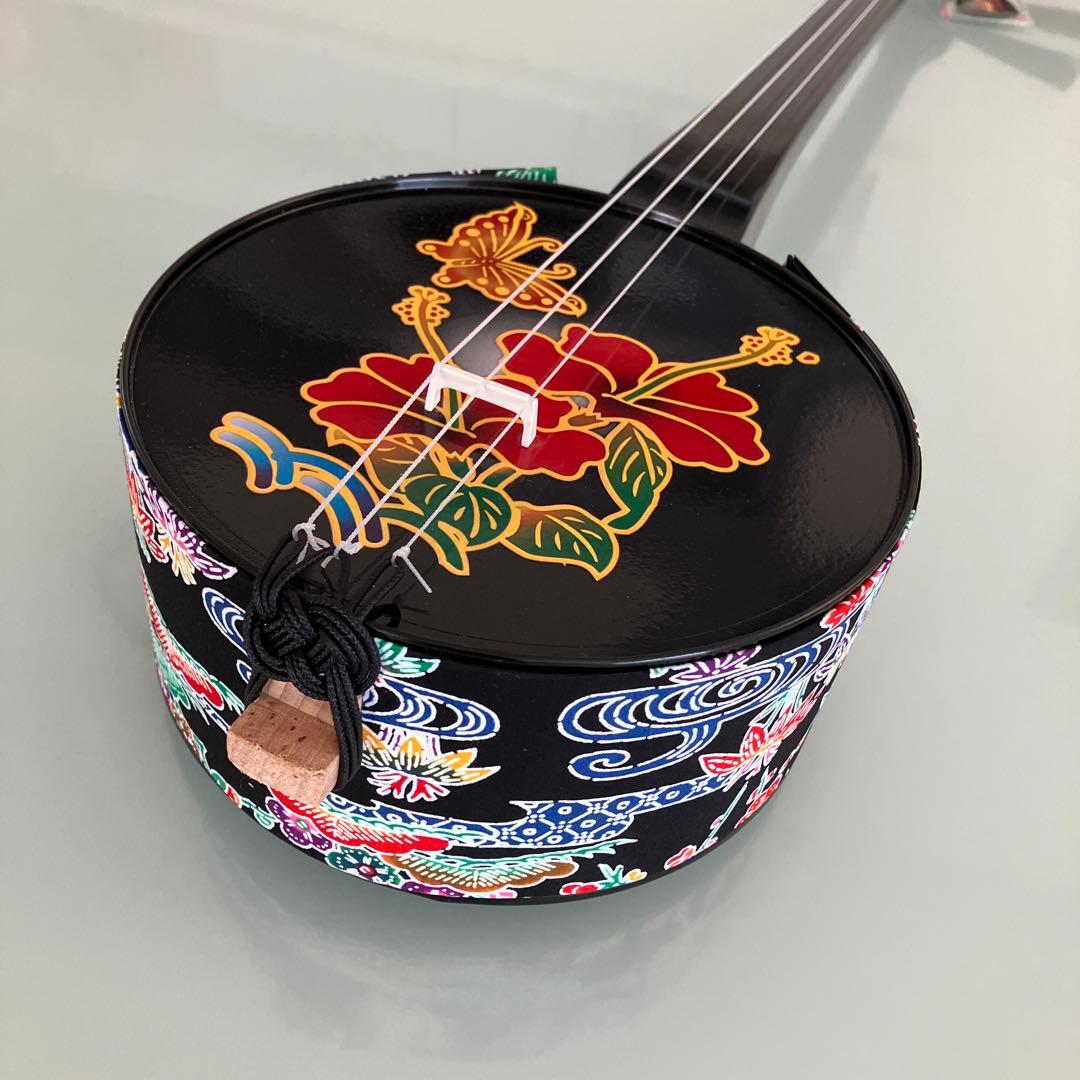【未使用】カンカン三線　カンカラ三線　ハイビスカスと蝶柄　沖縄