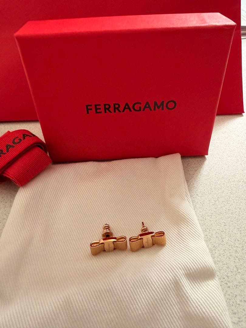 FERRAGAMO ピアス