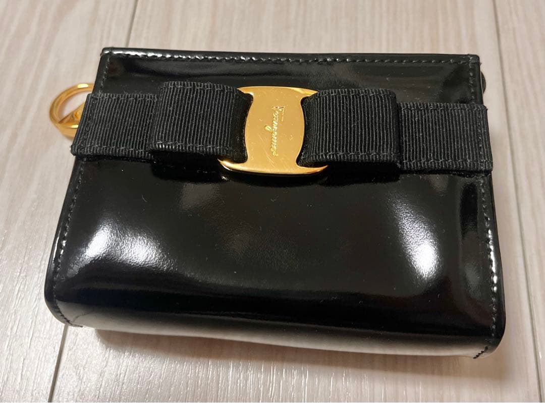 フェラガモ　ヴァラ　ケース　エナメル　黒　キーリング付ポーチ