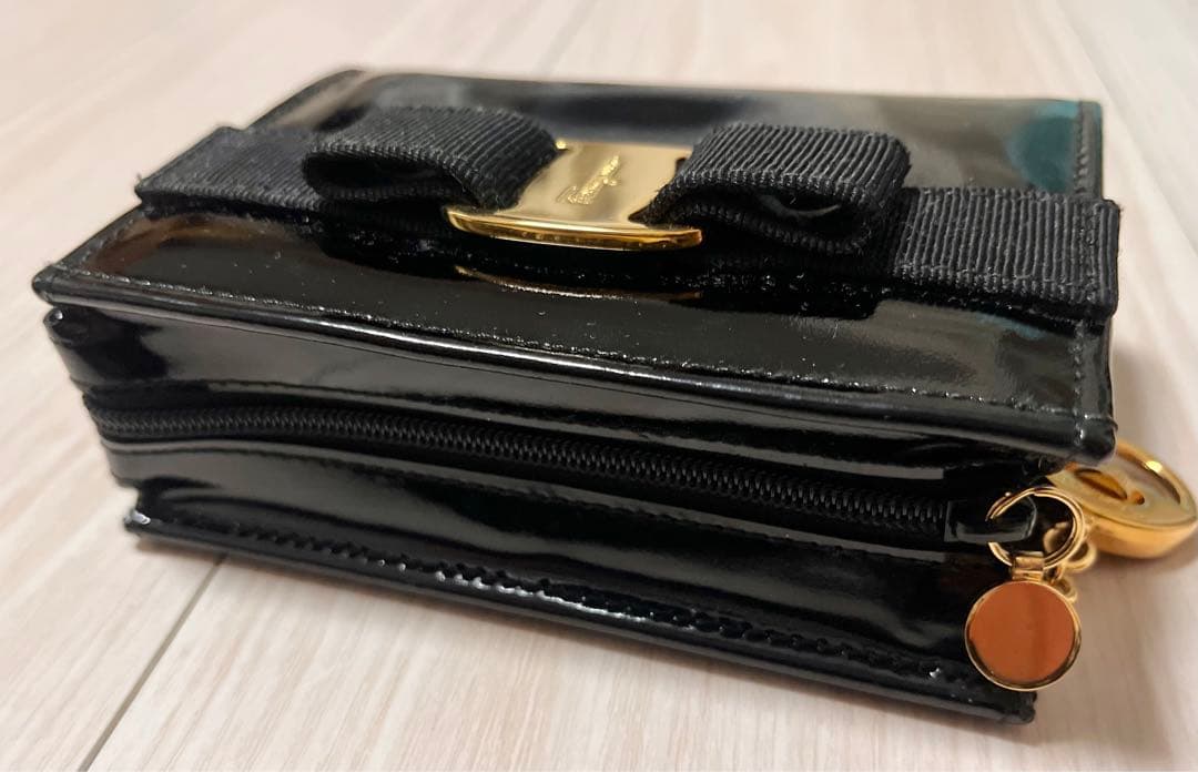 フェラガモ　ヴァラ　ケース　エナメル　黒　キーリング付ポーチ
