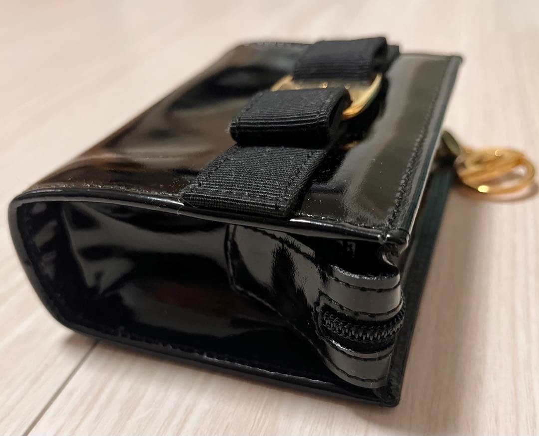 フェラガモ　ヴァラ　ケース　エナメル　黒　キーリング付ポーチ